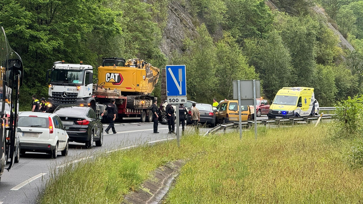 Zabaldu dute Azkarateko errepidea