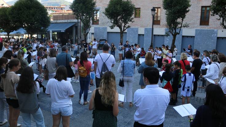 Euskal kanta ugari eskaini dituzte Floreagakoek Alde Zaharrean barrena