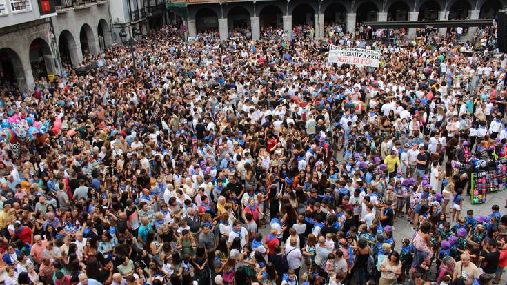 Bi txupinazo botata, lehertu da festa